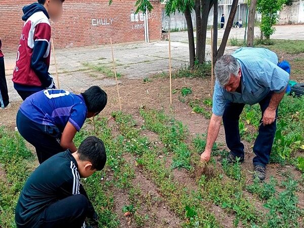 Fortalecen las prácticas sustentables en huertas escolares de toda la provincia