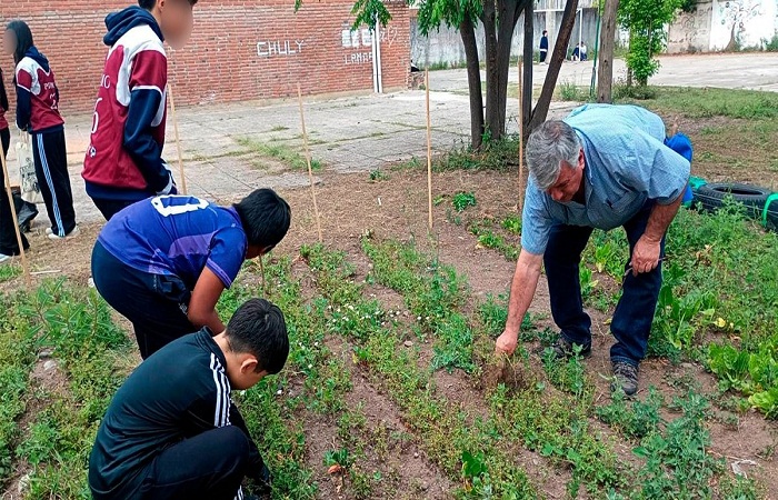 Fortalecen las prácticas sustentables en huertas escolares de toda la…